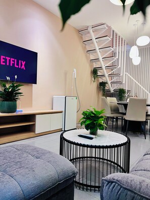 Family Townhome, Patio, City View | Living area