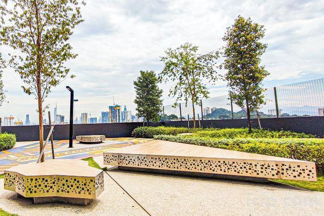 Spazio all'aperto con posti a sedere, alberi e vista sullo skyline cittadino.