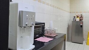 Un coin cuisine équipé d’une machine à café, d’un grille-pain et d’un réfrigérateur.