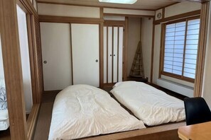 A room with two beds, a ladder, and a sliding door. - Whole House / 10 ppl/ 3 Parking /Free Wifi! (Higashikawa)