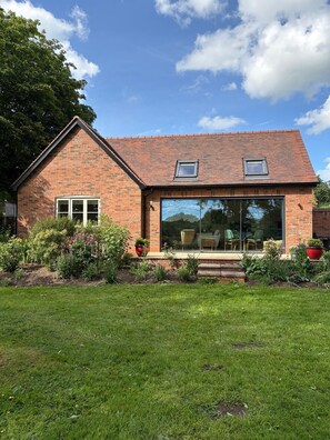 Exterior - The Bower, Warwickshire, a stylish inviting 2 bedroom cottage set within 5 acres (Claverdon, Warwick)