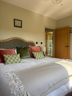 2 bedrooms, WiFi, bed sheets - The Bower, Warwickshire, a stylish inviting 2 bedroom cottage set within 5 acres (Claverdon, Warwick)