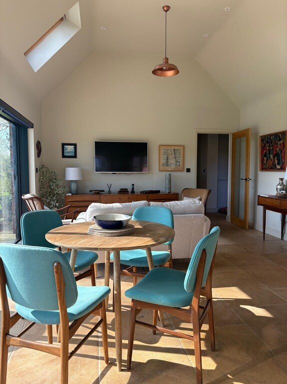 The Bower, Warwickshire, A Stylish Inviting 2 Bedroom Cottage Set Within 5 Acres - West Midlands
