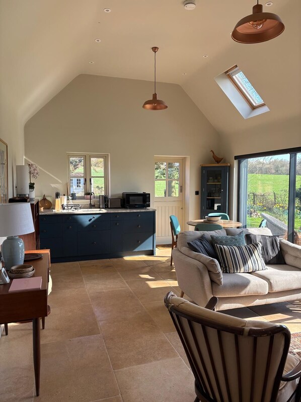 Smart TV, books - The Bower, Warwickshire, a stylish inviting 2 bedroom cottage set within 5 acres (Claverdon, Warwick)