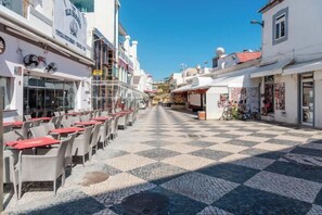 Outdoor dining - BnB Homes Ocean View Apartment with relax Terrace, 2 Swimming pools & Tennis court (Albufeira)
