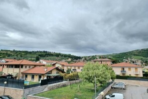 Un barrio residencial con casas, un patio cercado y un cielo nublado.