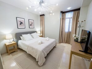 Skrivebord, strykejern/-brett, wi-fi (inkludert) og sengetøy