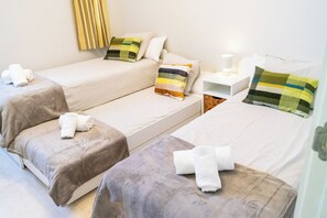 Desk, iron/ironing board, free WiFi, bed sheets - Duplex in Gelves with private pool and large terrace, near Seville (Gelves)