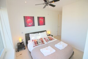 2 habitaciones, tabla de planchar con plancha y cuna de viaje 