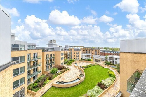 The Luxurious Penthouse • Two-Bedroom Flat • Shared Pool & Gym • Free Wi-Fi