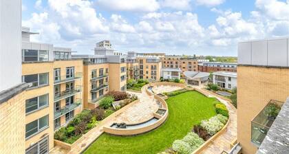 The Luxurious Penthouse • Two-Bedroom Flat • Shared Pool & Gym • Free Wi-Fi