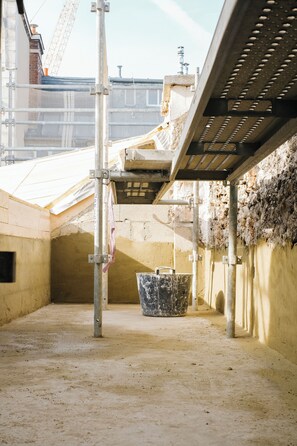 خزنة داخل الغرفة وستائر تعتيم وتجهيزات عازلة للصوت و�مكواة/لوح كي