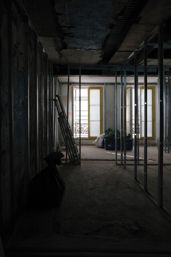 خزنة داخل الغرفة وستائر تعتيم وتجهيزات عازلة للصوت ومكواة/لوح كي