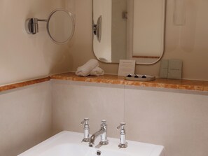 Premium tweepersoonskamer | Badkamer | Een haardroger, badjassen, handdoeken, zeep