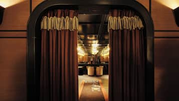 Phục vụ bữa sáng và bữa tối