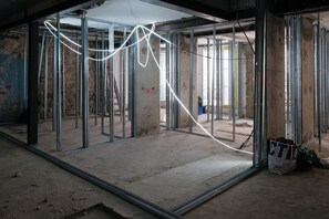 خزنة داخل الغرفة وستائر تعتيم وتجهيزات عازلة للصوت ومكواة/لوح كي