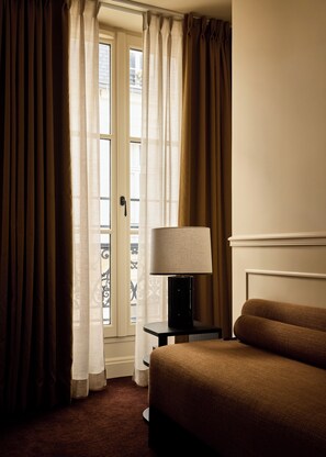 Habitación ejecutiva doble, vistas a la ciudad | Zona de estar | Televisión de pantalla plana de 43 pulgadas con canales digitales