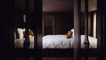 Privilege Room, Courtyard View | Caja de seguridad en la habitación, cortinas blackout y insonorización