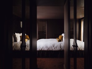 Premium tweepersoonskamer | Een kluis op de kamer, verduisterende gordijnen, geluiddichte muren