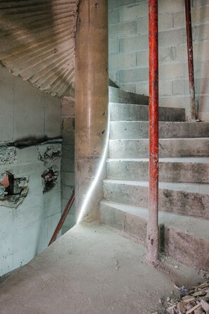 خزنة داخل الغرفة وستائر تعتيم وتجهيزات عازلة للصوت ومكواة/لوح كي