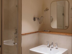 Secador de pelo, toallas, jabón, shampoo