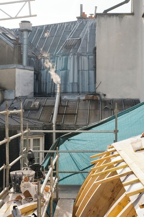 خزنة داخل الغرفة وستائر تعتيم وتجهيزات عازلة للصوت ومكواة/لوح كي