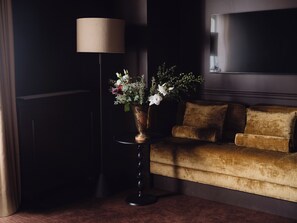 Deluxe tweepersoonskamer, uitzicht op de binnenplaats | Een kluis op de kamer, verduisterende gordijnen, geluiddichte muren