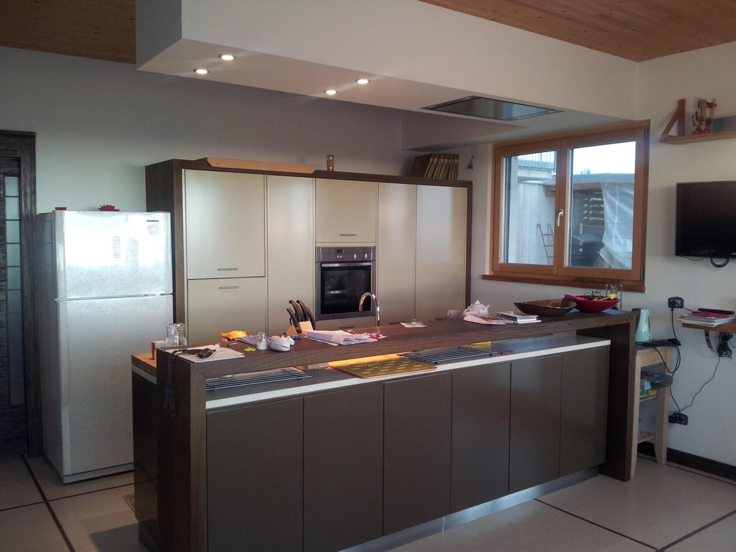 冷蔵庫、電子レンジ、オーブン、コンロ