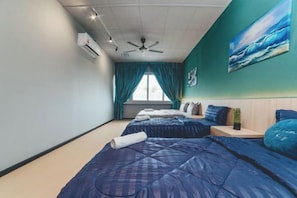 Camera da letto moderna con due letti, una ventola a soffitto, un condizionatore e un'ampia finestra con tende.