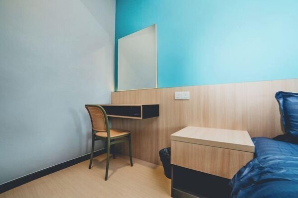 A room with a bed, a desk, and a chair. - Austin Shoplot Grand KTV Party 3BR 9Pax Mahjong Chill (Tebrau)