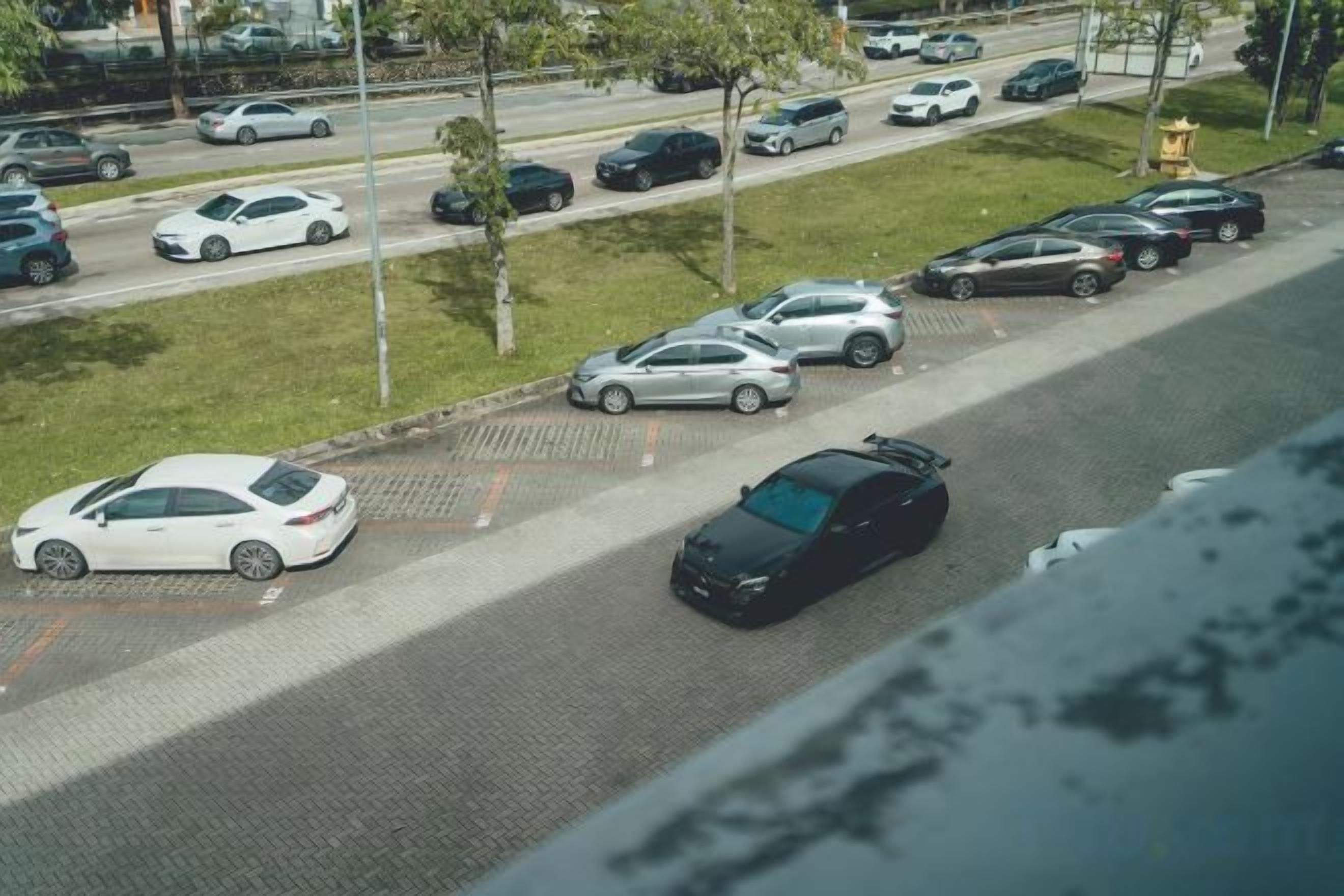 Un parking où de nombreuses voitures sont garées en rangées.