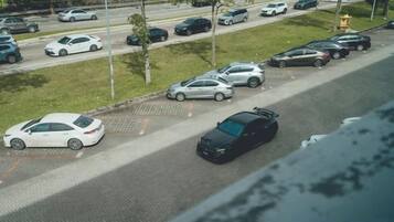 Un parking où de nombreuses voitures sont garées en rangées.