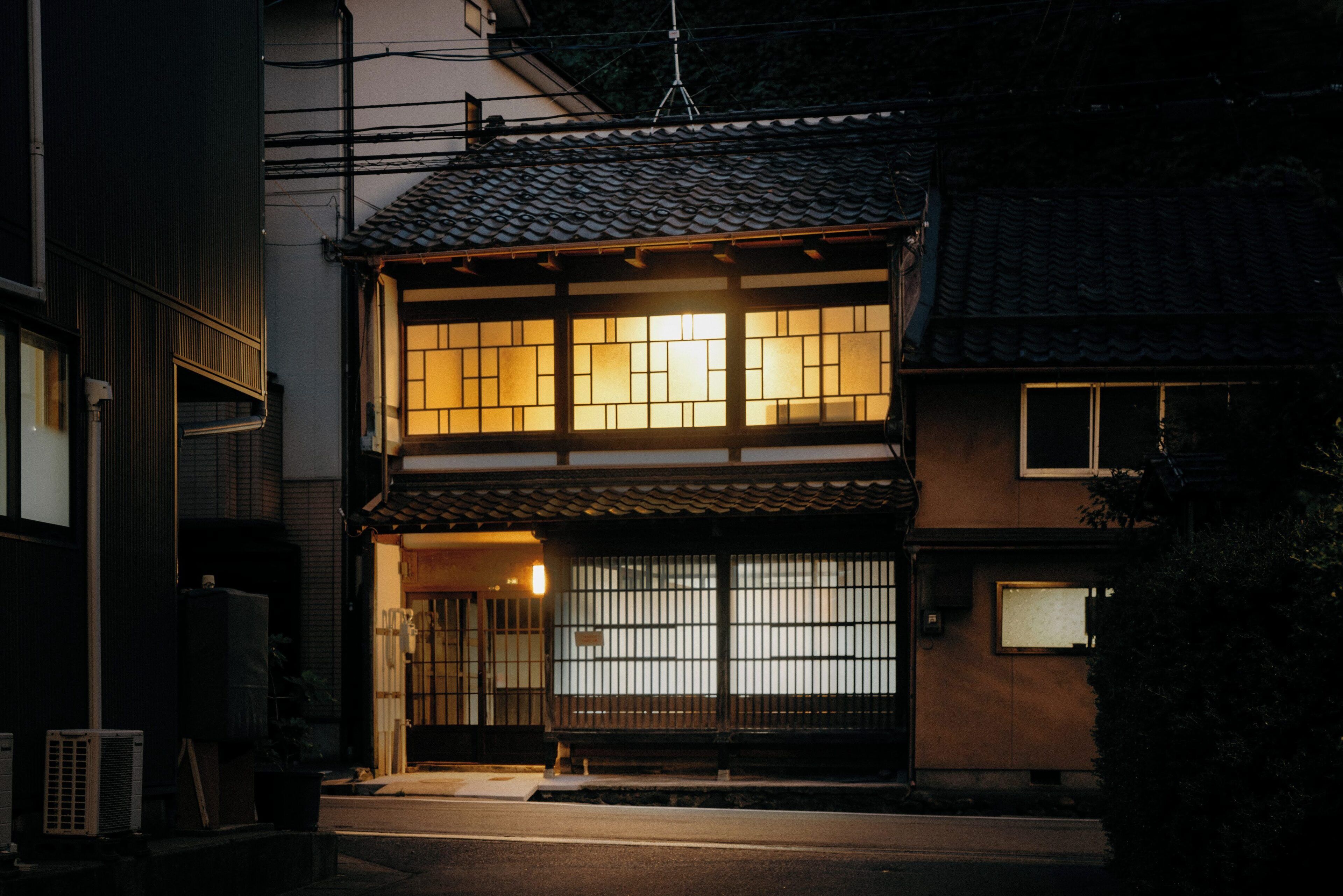 Il s’agit d’un bâtiment japonais traditionnel, à deux étages, doté de grandes fenêtres et d’une entrée abritée.