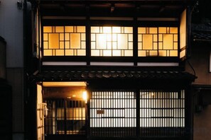 A traditional Japanese building with a wooden facade and a tiled roof. - Tenjin TABI-NE (Kanazawa)