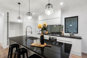 Unclassified image, 4 of 13, button - Hamilton Three bedrooms house (Hamilton)
