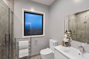 Unclassified image, 5 of 13, button - Hamilton Three bedrooms house (Hamilton)