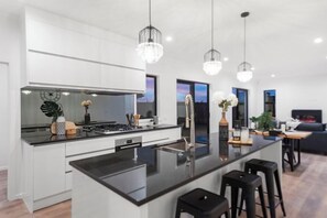 Unclassified image, 3 of 13, button - Hamilton Three bedrooms house (Hamilton)