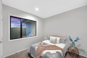 Unclassified image, 2 of 13, button - Hamilton Three bedrooms house (Hamilton)