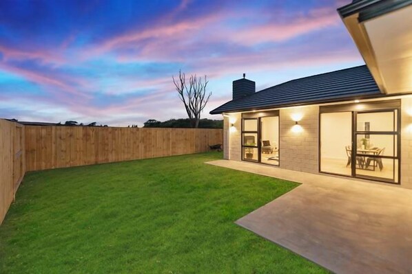 Unclassified image, 1 of 13, button - Hamilton Three bedrooms house (Hamilton)