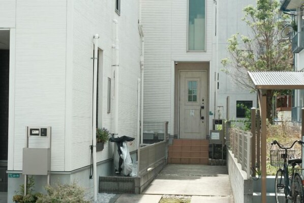 Exterior - First visit hut (Tokyo)