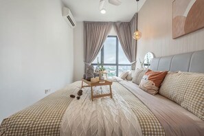 Un dormitorio moderno con una cama grande, una mesita de noche y vistas por una ventana.