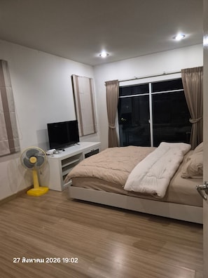 Living room - Spacious Entire House With Shared Fitness Room and Shared Indoor Pool in Club (Pathum Thani)