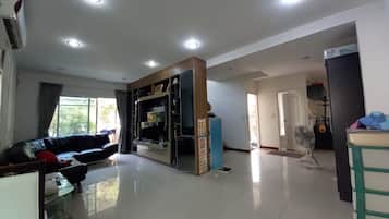 House, 3 Bedrooms, Accessible, Smoking | Living room