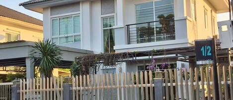 บ้านพัก, 3 ห้องนอน, พร้อมสิ่งอำนวยความสะดวกสำหรับผู้พิการ, สูบบุหรี่ได้ | ด้านหน้าที่พัก