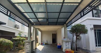 Spacious Entire House With Shared Fitness Room and Shared Indoor Pool in Club