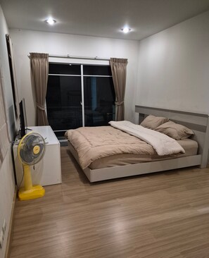 Room - Spacious Entire House With Shared Fitness Room and Shared Indoor Pool in Club (Pathum Thani)