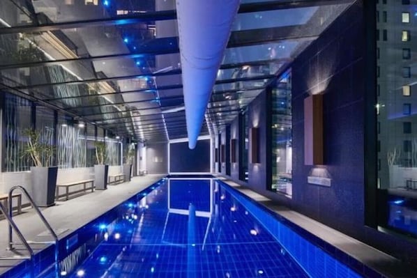 Pool - A Modern 2BR Apt with City Views, FREE Parking (Southbank)