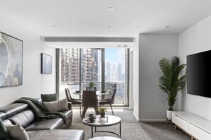 Room - A Modern 2BR Apt with City Views, FREE Parking (Southbank)