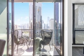 Room - A Modern 2BR Apt with City Views, FREE Parking (Southbank)