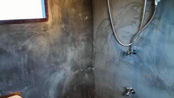 Un baño con ducha, inodoro y lavamanos.
